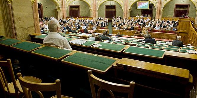 Az ellenzék kényszerből vesz részt Orbán rendszerében