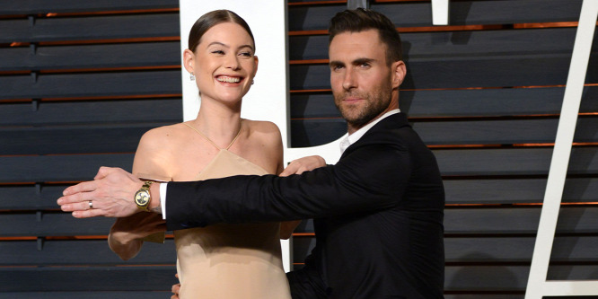 Oscar-díjas villantás: Behati Prinsloo megmutatta mellbimbóját a vörös szőnyegen