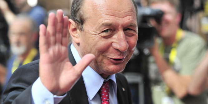 Igazgatókat zsarolhatott Traian Basescu lánya a kampány alatt