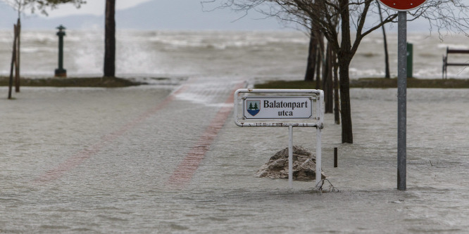 Több helyen is kiöntött a Balaton - Fotó!
