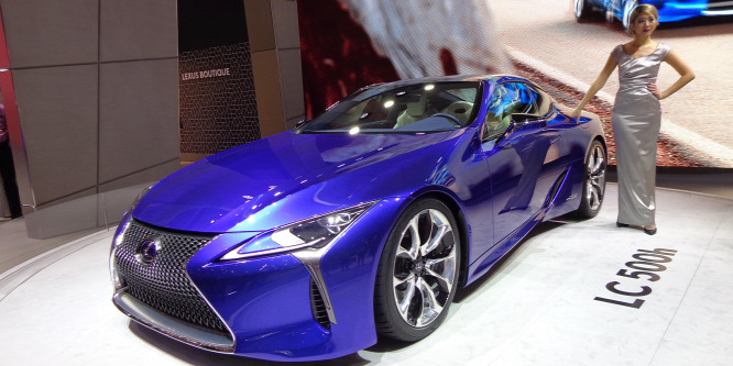 Takarékos, de gumit is tud füstölni az új hibrid Lexus