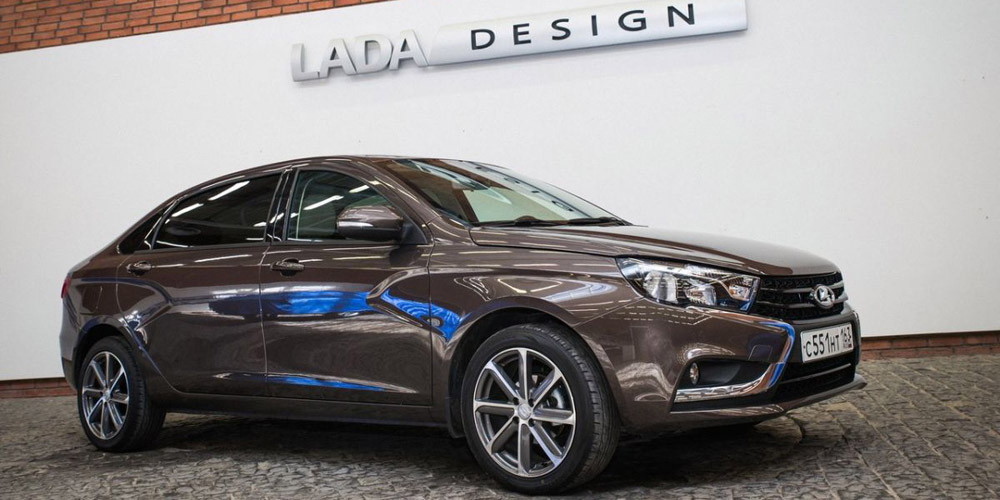 Nem egy Maybach, de egész pofás a legújabb Lada-limuzin
