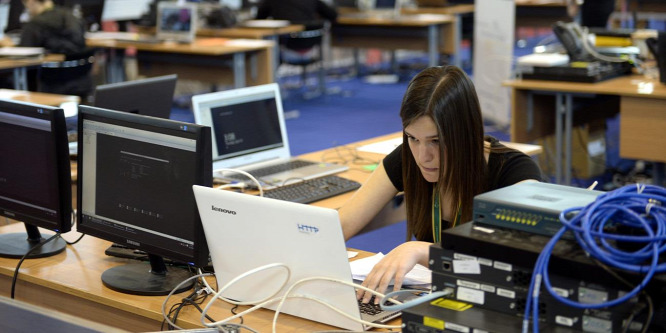 Az informatikai képzések versenyképességén javít a kormány