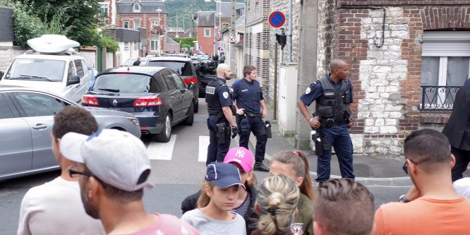 Muszlim terroristák vágták el a 86 éves pap torkát, megszólal a pap nővére
