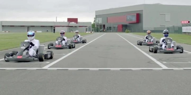 Alonso hazai pályán nyomta le Häkkinent és Coulthardot - videó