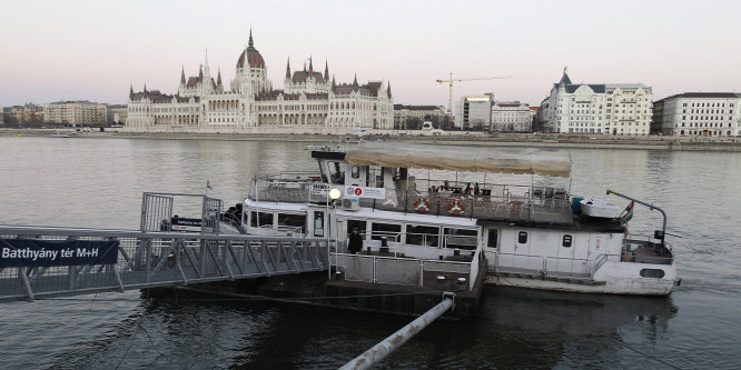 Metrópótló hajó jár a Dunán, a Kossuth térre