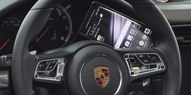 Szász Százalék: A 450 ezer forintos telefon az 50 milliós Porschéban