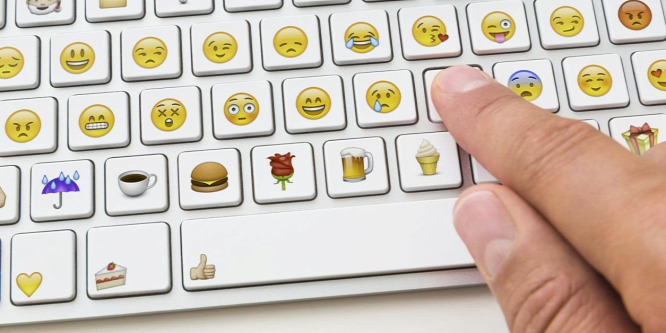 Vidám emojik használata miatt marasztalták el a vádlottat