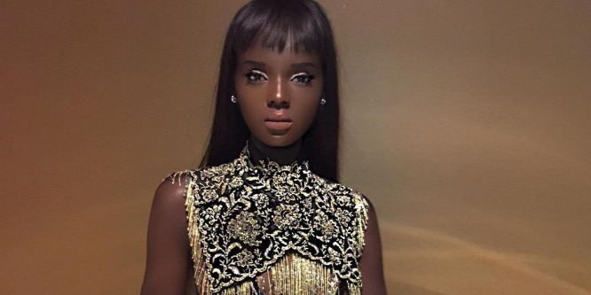 Nyadak Duckie Thot modell pontosan úgy néz ki, mint egy baba