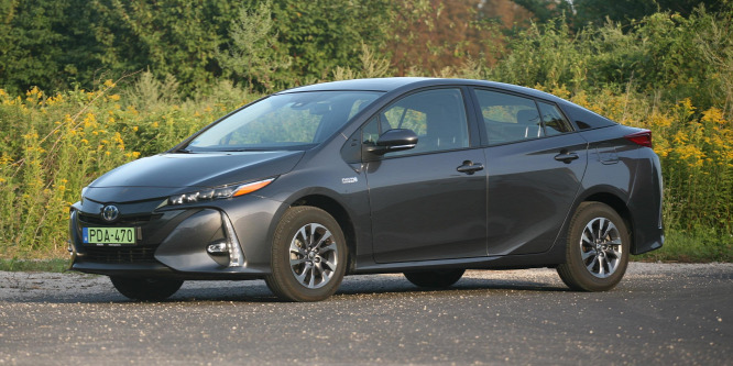 Sokba kerül a zöld rendszám és a vele járó ingyen parkolás - Toyota Prius Plug-in teszt