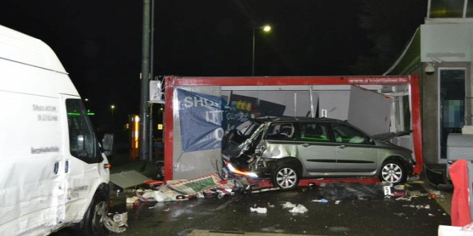 Konténerépületbe csapódott egy kocsi, egy nő meghalt