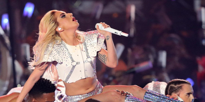 Lady Gaga elhalasztotta európai turnéját