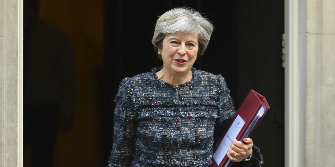 Theresa May 20 milliárd eurós felajánlással ül a tárgyalóasztalhoz