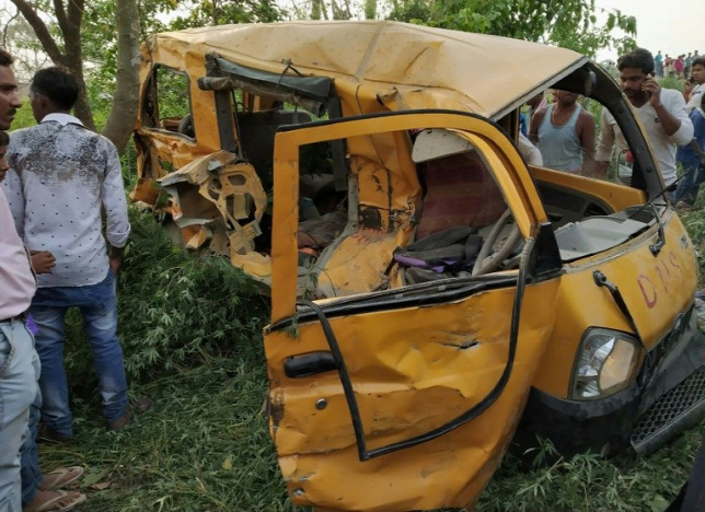 Vonattal ütközött egy iskolabusz, tizenhárom gyerek halt meg Vonattal ütközött egy iskolabusz, tizenhárom gyerek halt meg